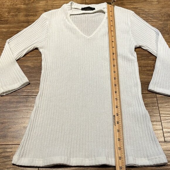 SMF Wonan ribbed creamy white peep hole 3 quarter length sleeve vneck top - Picture 5 of 9